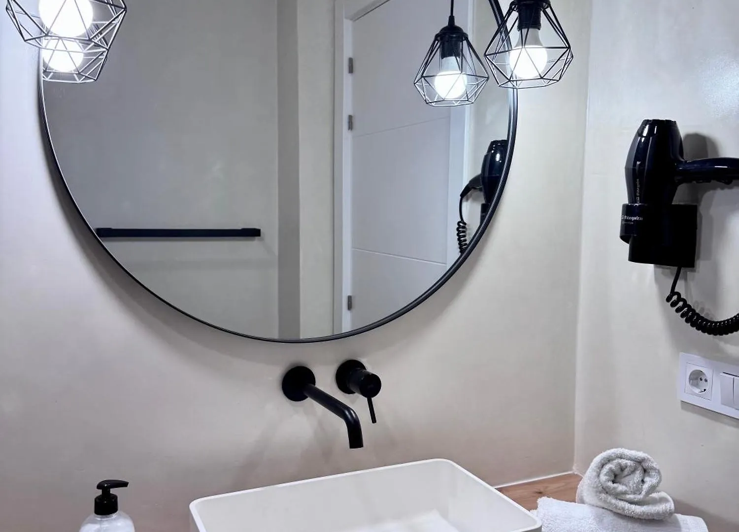 Apartament Gorgot 6P D Con Terraza Y Piscina Comunitaria Cerca De La Playa エンプリアブラバ 0*,  スペイン