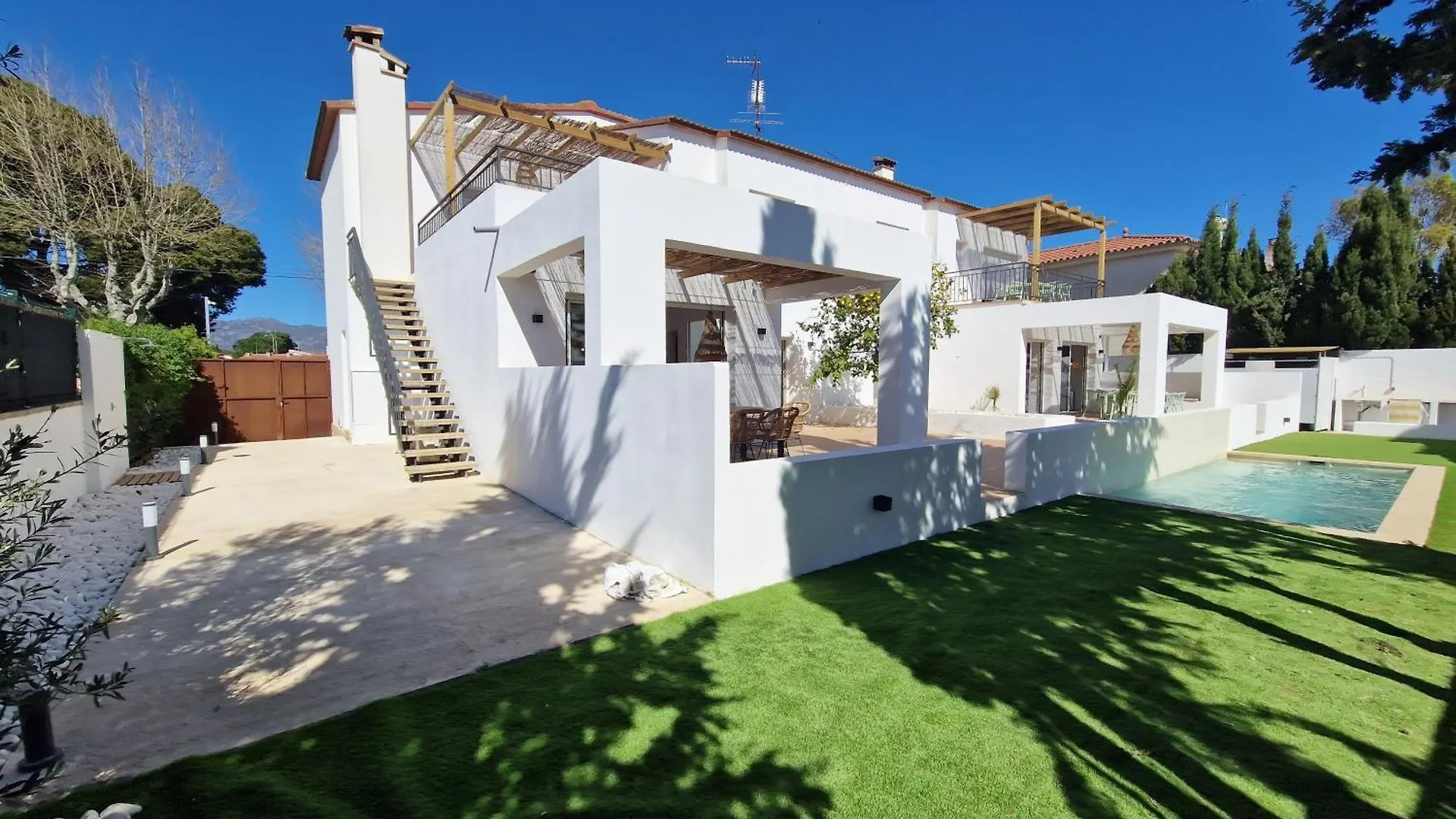 アパート Apartament Gorgot 6P D Con Terraza Y Piscina Comunitaria Cerca De La Playa エンプリアブラバ